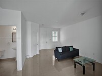 8164 NW 108th Pl in Miami, FL - Foto de edificio - Building Photo