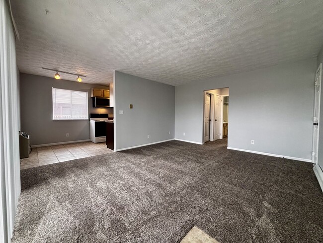 Shadowood Luxury Apartments in Englewood, OH - Building Photo - Building Photo