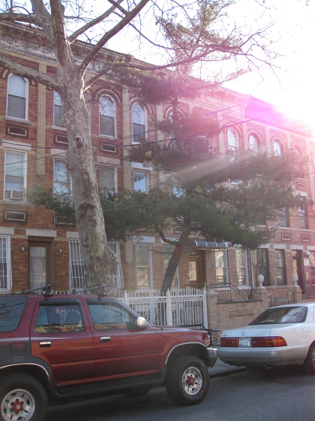 437 Wyona St in Brooklyn, NY - Foto de edificio - Building Photo