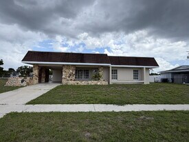 8531 W Sydney Ave in North Port, FL - Building Photo