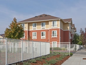 Sierra Gateway II in Fresno, CA - Foto de edificio - Building Photo