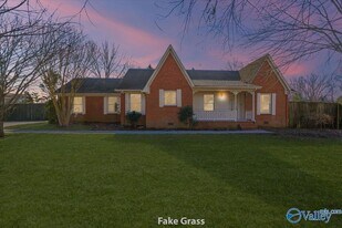 104 Lindsey Ln in Hazel Green, AL - Building Photo