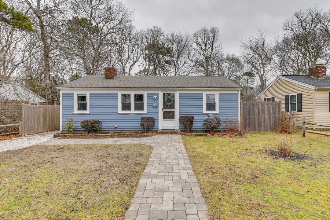 16 Circuit Rd E in West Yarmouth, MA - Building Photo