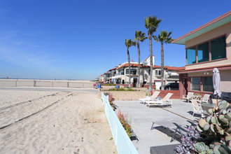 6710 W Oceanfront in Newport Beach, CA - Building Photo - Building Photo