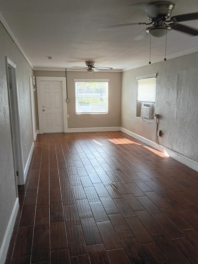 1208 N 17th St in Fort Pierce, FL - Foto de edificio - Building Photo