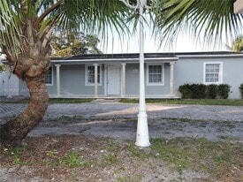 551 E 39th St in Hialeah, FL - Building Photo