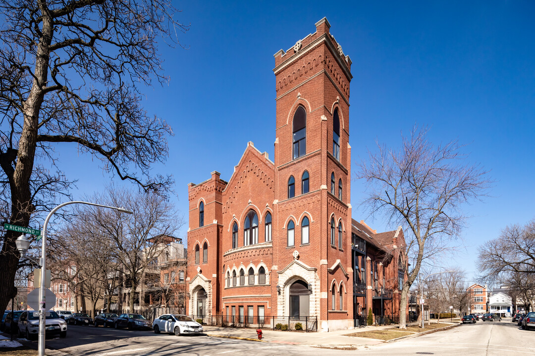 2900 W Shakespeare Ave in Chicago, IL - Building Photo