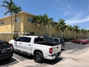 4051 NE 13th Ave, Unit 543 in Oakland Park, FL - Building Photo - Building Photo
