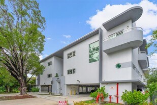 645 Palmetto Dr in Miami Springs, FL - Building Photo