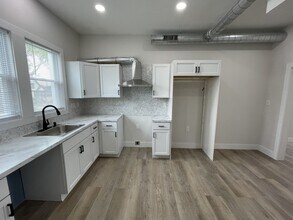 171 Davis St, Unit #2 in Wyandotte, MI - Building Photo - Building Photo