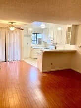 18530 Hatteras St, Unit 105 in Tarzana, CA - Foto de edificio - Building Photo