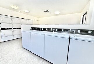 Sunrise Vista in Phoenix, AZ - Foto de edificio - Building Photo