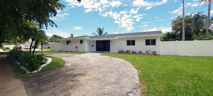 1400 SE 8th Ave in Deerfield Beach, FL - Foto de edificio - Building Photo
