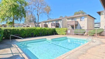Silk Oak Apartments in Modesto, CA - Building Photo