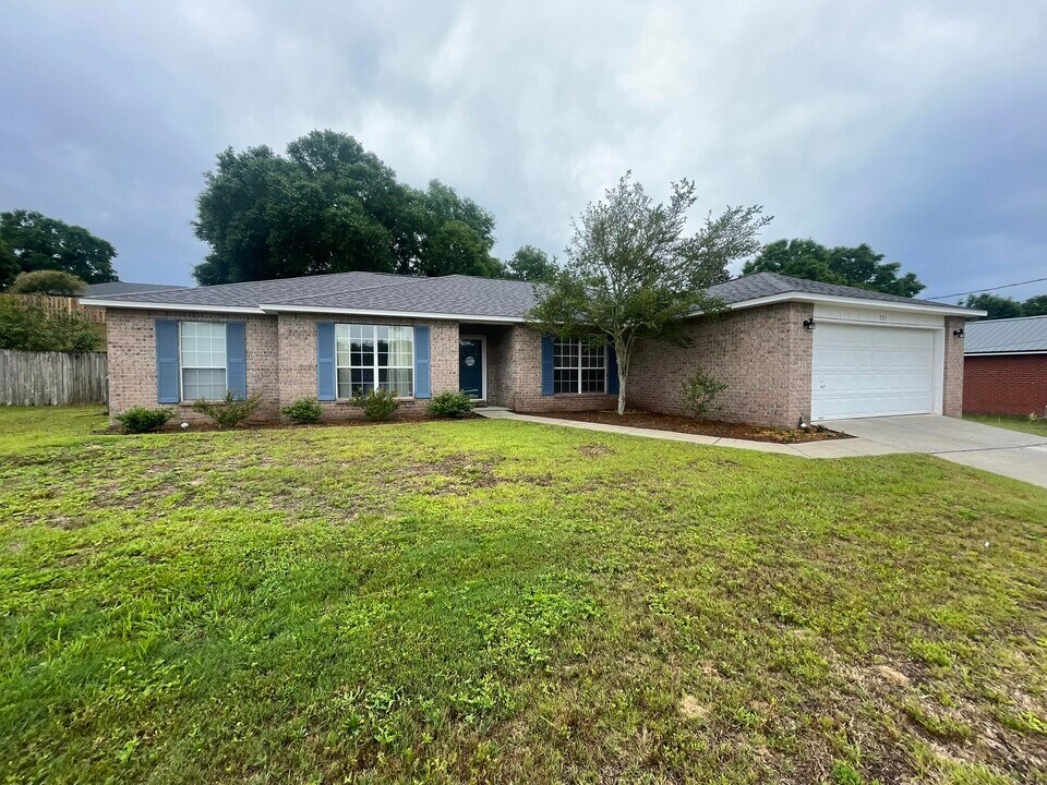 321 Egan Dr in Crestview, FL - Building Photo