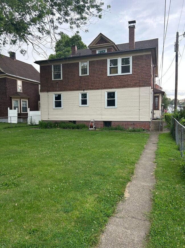 1727 Woodland Ave NW, Unit Lower unit 1727 in Canton, OH - Foto de edificio - Building Photo