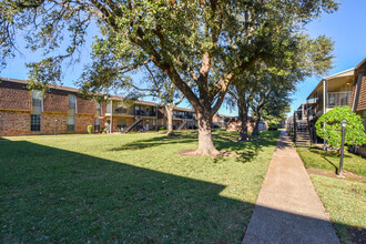 Carriage Park Apartments in Groves, TX - Foto de edificio - Building Photo