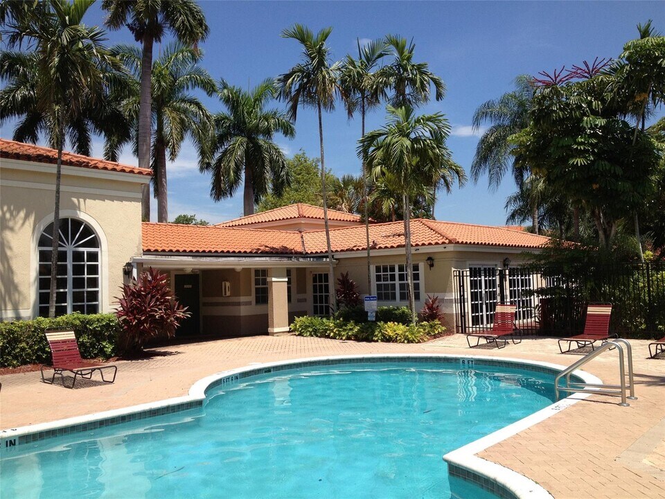 9885 Nob Hill Ln, Unit 9885 in Sunrise, FL - Building Photo