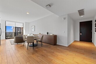 398 NE 5th St, Unit 3218 in Miami, FL - Foto de edificio - Building Photo