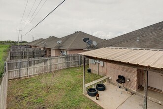 Beautiful 3 Bed, 3 Bath Duplex in South Co in College Station, TX - Building Photo - Building Photo