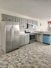 5210 Bessmer Dr in Trotwood, OH - Foto de edificio - Building Photo