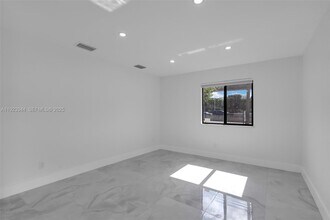 1411 NW 40th St in Miami, FL - Building Photo - Building Photo