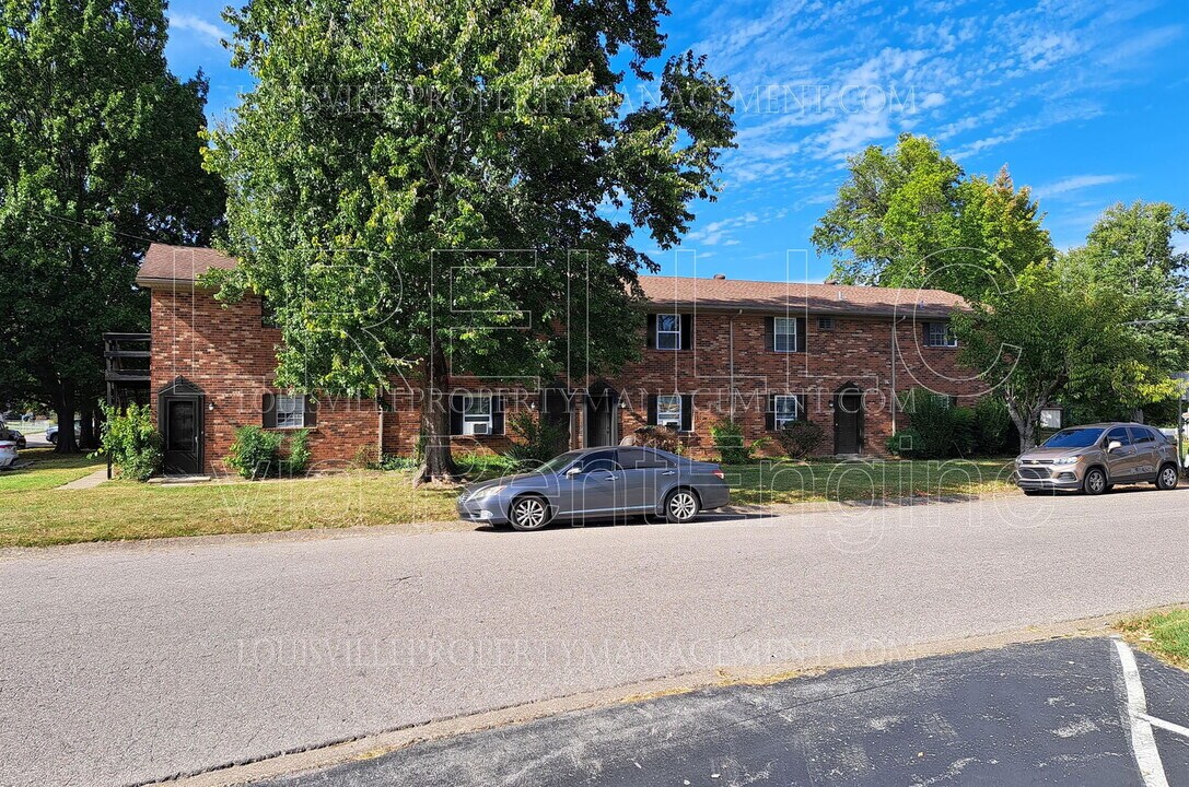 1202 E Walford Dr in Jeffersonville, IN - Building Photo