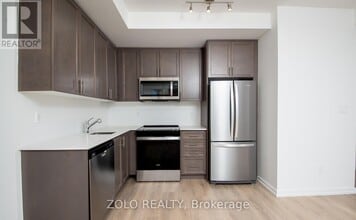 17 Lytham Grn Cir in Newmarket, ON - Building Photo - Building Photo