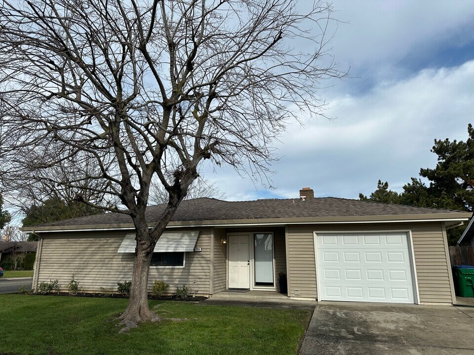 1700 Colombard Cir in Lodi, CA - Foto de edificio