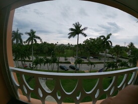 15 S Golfview Rd, Unit 402 in Lake Worth, FL - Building Photo