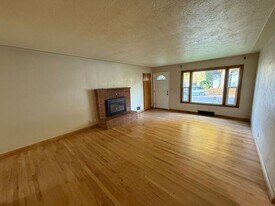 595 18th St NE in Salem, OR - Building Photo