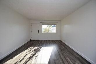 6237-6239 SE Fern Ave, Unit 6237 in Portland, OR - Building Photo - Building Photo