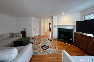 379 S Pine Creek Rd in Fairfield, CT - Building Photo - Building Photo