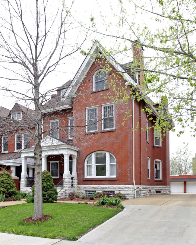 Bellarmine House of Studies in St. Louis, MO - Foto de edificio - Building Photo