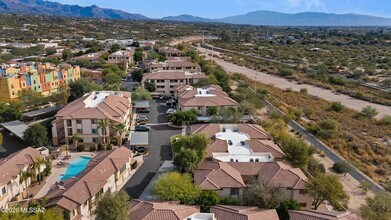 2550 E River Rd in Tucson, AZ - Foto de edificio - Building Photo