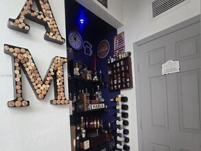 7406 NW 108th Path in Doral, FL - Foto de edificio - Building Photo