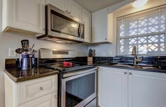 9 Forbes Pl, Unit 307 in Dunedin, FL - Foto de edificio - Building Photo