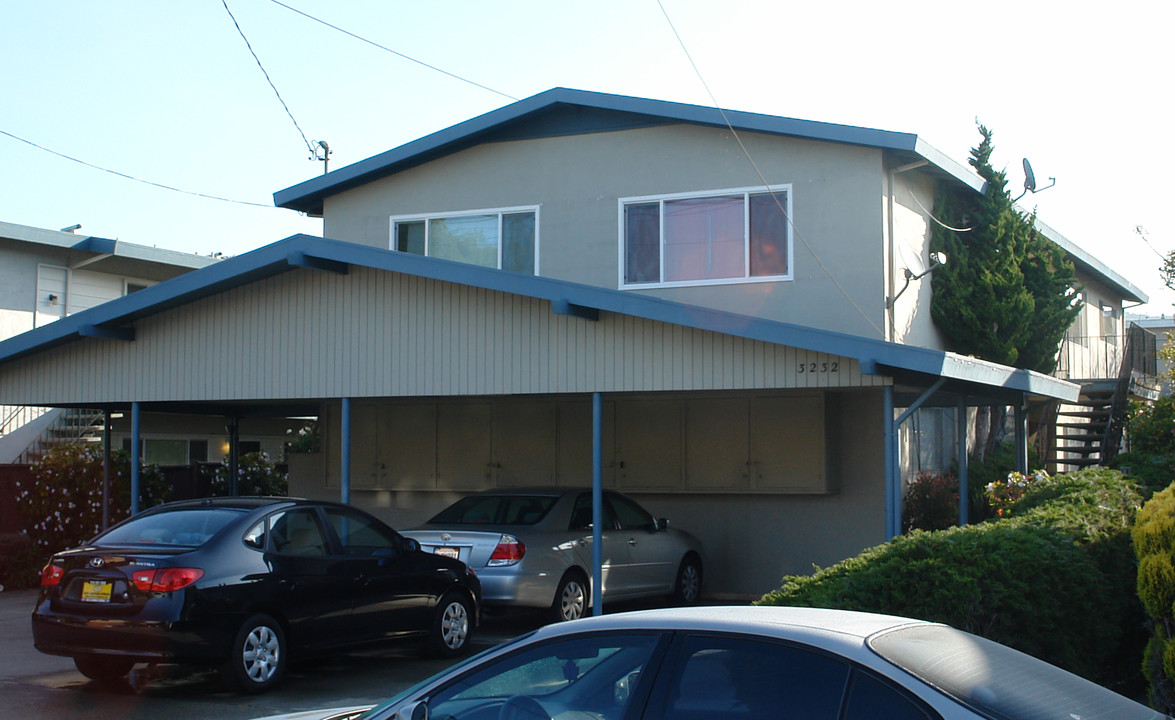 3232 Santa Clara Ave in El Cerrito, CA - Foto de edificio