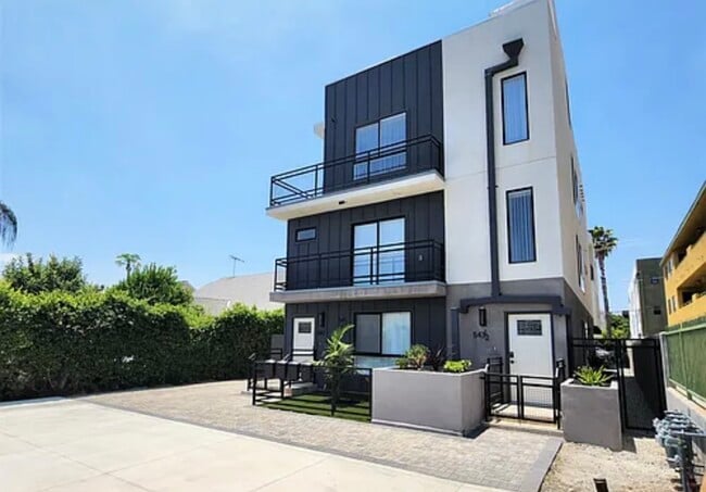 property at 545 N Kingsley Dr