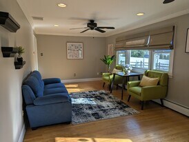 89 Hedgerow Dr in Morrisville, PA - Building Photo