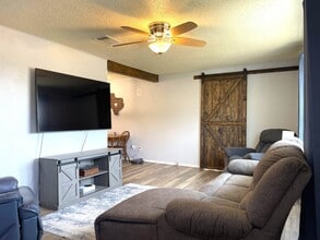 1101 E College St in Llano, TX - Building Photo - Building Photo