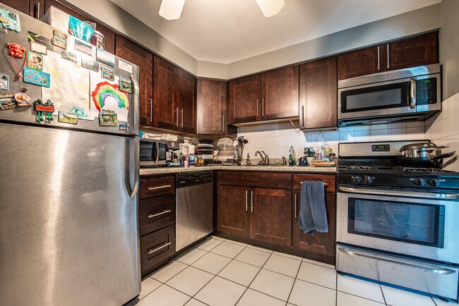 5525 N Chester Ave, Unit #41 in Chicago, IL - Building Photo - Building Photo