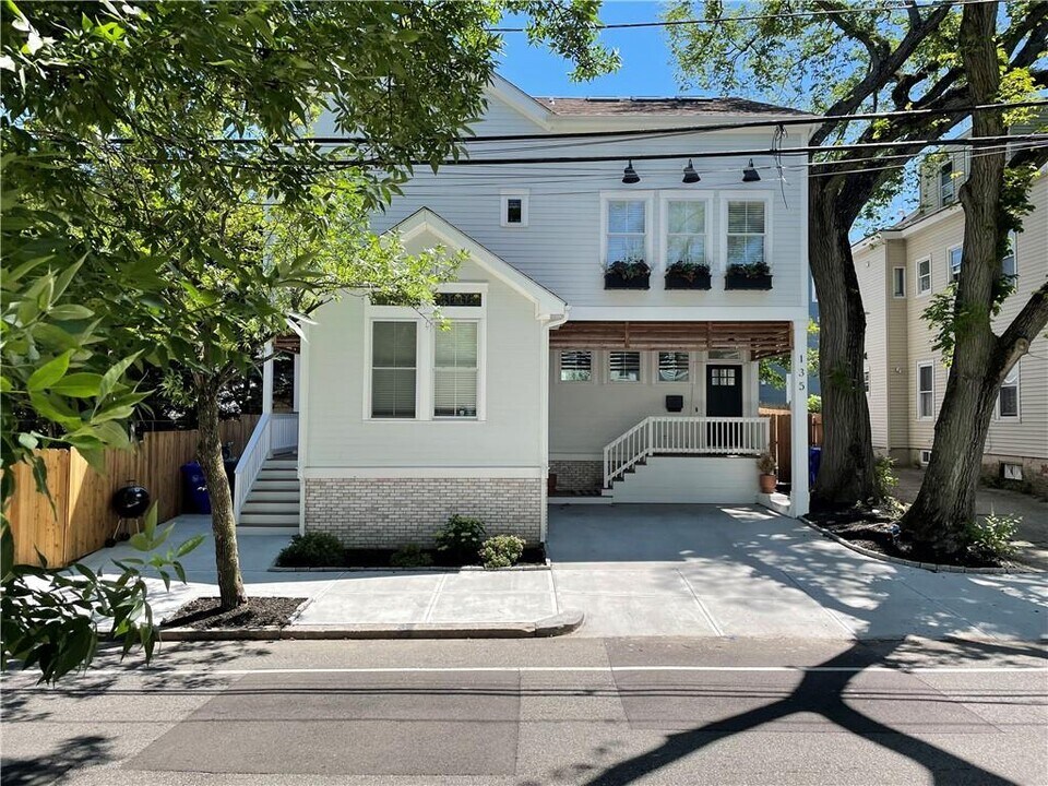 137 Almy St in Providence, RI - Building Photo