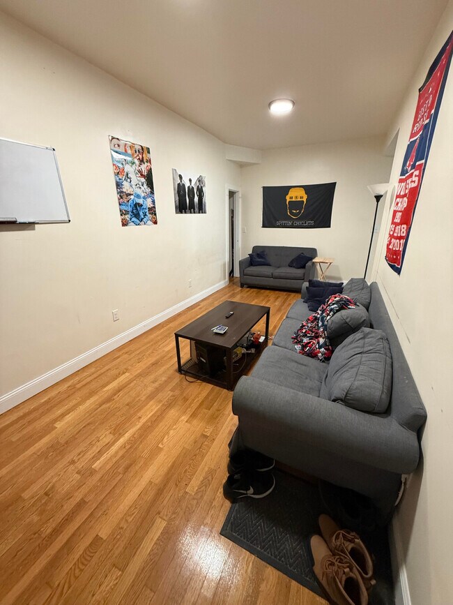 523 E 3rd St, Unit 1F in Boston, MA - Foto de edificio - Building Photo