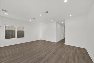 8402 Double in Houston, TX - Building Photo - Building Photo