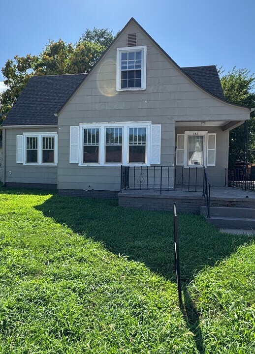 753 S Hillside St in Wichita, KS - Foto de edificio