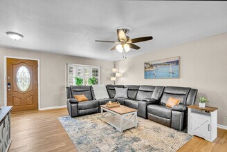 897 Imperial Dr in Largo, FL - Building Photo - Building Photo