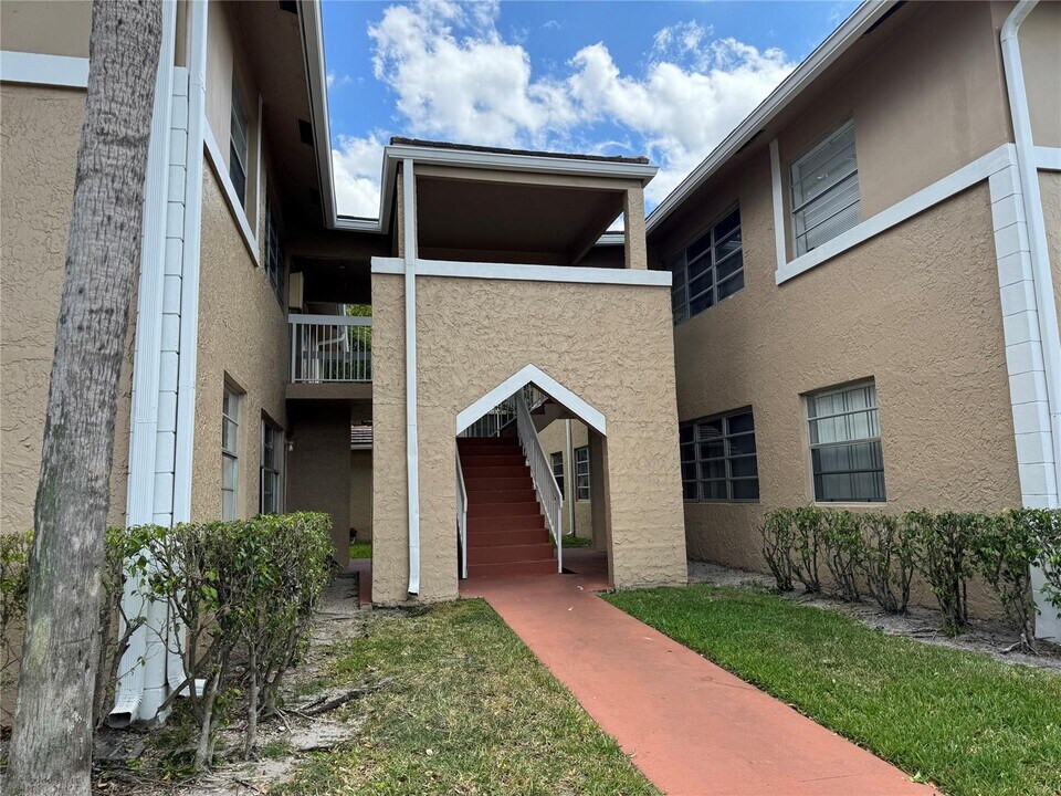 10208 Twin Lakes Dr, Unit 10208 in Coral Springs, FL - Foto de edificio