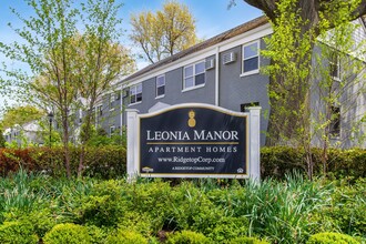 Leonia Manor: In-Unit Washer & Dryer in Leonia, NJ - Foto de edificio - Building Photo