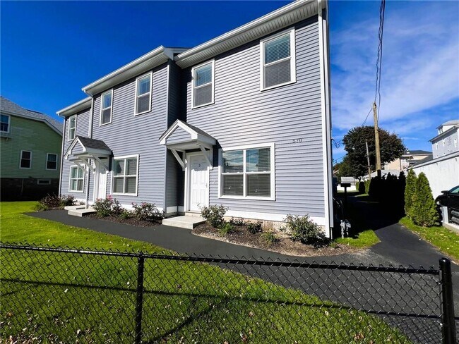 580 Elm St in Woonsocket, RI - Building Photo - Building Photo